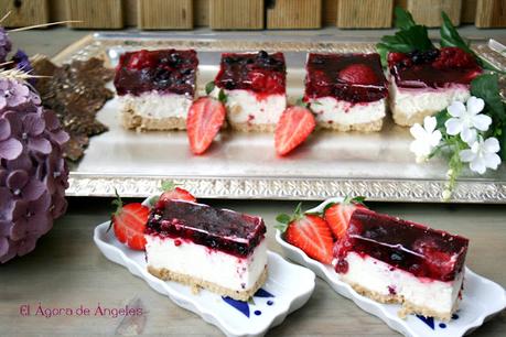 PASTELITOS DE MASCARPONE Y GELATINA DE FRUTOS ROJOS PASTELITOS DE MASCARPONE Y GELATINA DE FRUTOS ROJOS