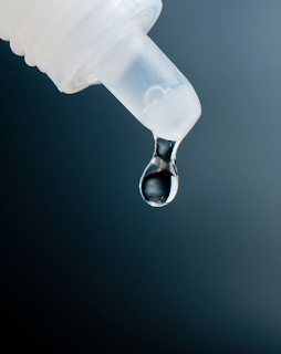 Gotas lubricantes para los ojos.