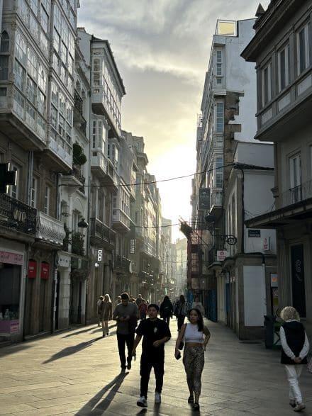 A Coruña, una ciudad para disfrutar con calma (también con niños) a coruña-centro plano oscuro