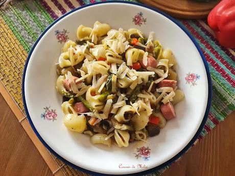Pasta con verduras y salchichas