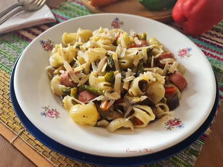 Pasta con verduras y salchichas