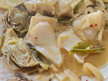 Bacalao con pimientos y alcachofas