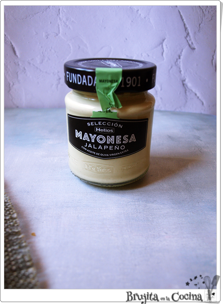 Rollo de ensalada de salmón con toque de jalapeño