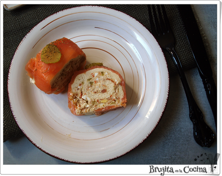 Rollo de ensalada de salmón con toque de jalapeño
