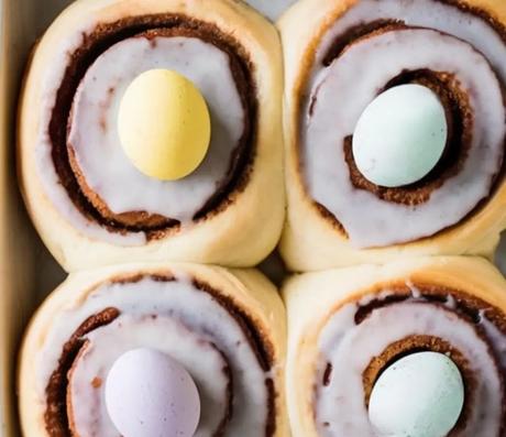 Rollos de Canela de Pascua con Glaseado de Vainilla y Mini Huevos de Chocolate: Una Tradición Festiva