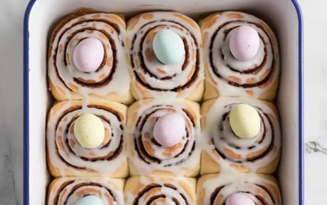 Rollos de Canela de Pascua con Glaseado de Vainilla y Mini Huevos de Chocolate: Una Tradición Festiva