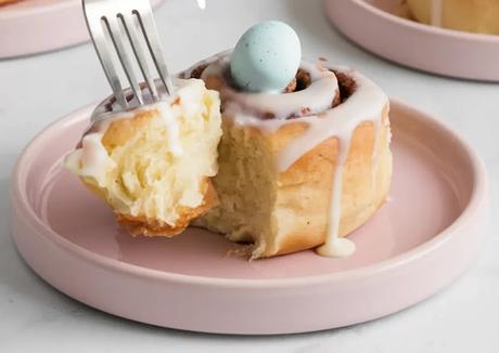 Rollos de Canela de Pascua con Glaseado de Vainilla y Mini Huevos de Chocolate: Una Tradición Festiva