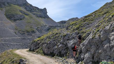Atajo junto al refugio para subir al Collado de la Aldea