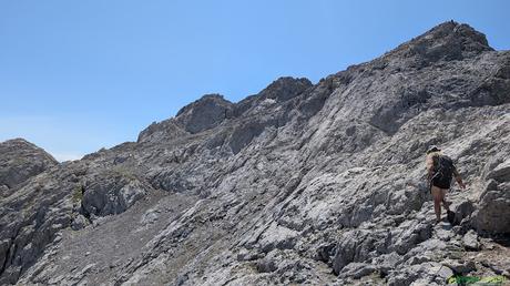 Atravesando la ladera de la Pica del Jierru