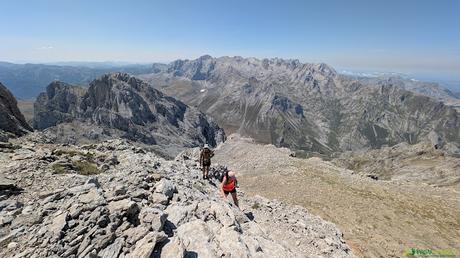 Últimos metros a la cima de la Morra de Lechugales