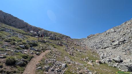 Atravesando el Castillo del Grajal hacia la Morra