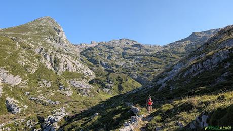 Bajando por la Canal de las Vacas en los Picos de Europa