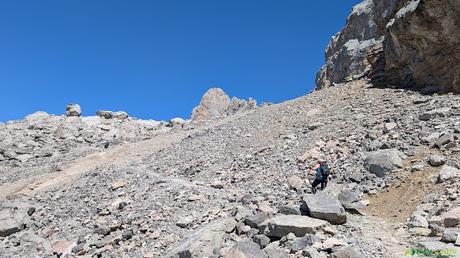 El TESORERO y la TORRE DE HORCADOS ROJOS desde EL CABLE Camino subiendo a Horcados Rojos