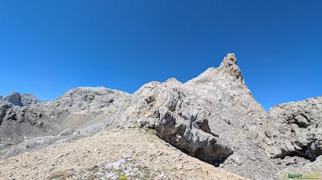 El TESORERO y la TORRE DE HORCADOS ROJOS desde EL CABLE Subiendo al Tesorero junto a las Peñas Urrieles