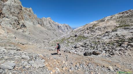 El TESORERO y la TORRE DE HORCADOS ROJOS desde EL CABLE Bajando de Horcados Rojos