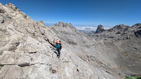 El TESORERO y la TORRE DE HORCADOS ROJOS desde EL CABLE Grada camino a la chimenea del Tesorero