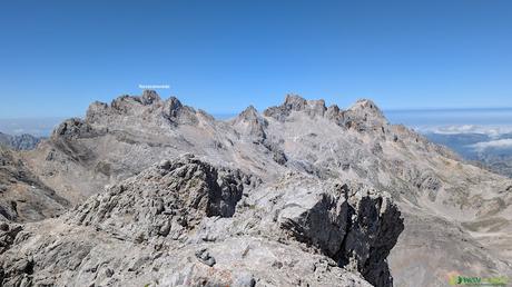 Vista del Torrecerredo y la Párdida desde la Torre de Horcados Rojos