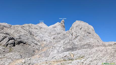 El TESORERO y la TORRE DE HORCADOS ROJOS desde EL CABLE Peñas Urrieles camino al Tesorero