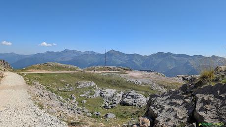El TESORERO y la TORRE DE HORCADOS ROJOS desde EL CABLE Llegando a la estación de El Cable, en Picos de Europa
