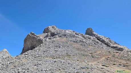 El TESORERO y la TORRE DE HORCADOS ROJOS desde EL CABLE Inicio de la subida a la Torre de Horcados Rojos