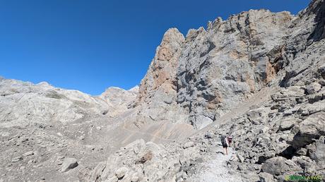 El TESORERO y la TORRE DE HORCADOS ROJOS desde EL CABLE Tramo anterior al Refugio de Cabaña Verónica