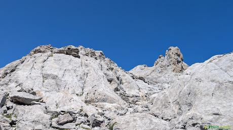 El TESORERO y la TORRE DE HORCADOS ROJOS desde EL CABLE Ascendiendo por la ladera de las Peñas Urrieles