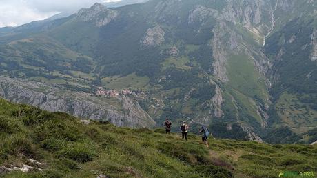 Sotres de fondo bajando de Peña Maín