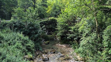 Puente sobre el río Duje en Cabrales