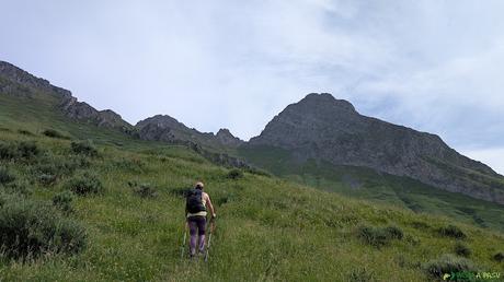 El PICO FARIÑENTU desde TUIZA DE ARRIBA, Lena Subiendo por Valle Corrales al Fariñentu