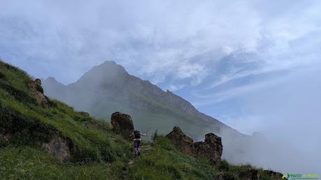 El PICO FARIÑENTU desde TUIZA DE ARRIBA, Lena Subiendo al Bocarón con el Siegalavá de fondo