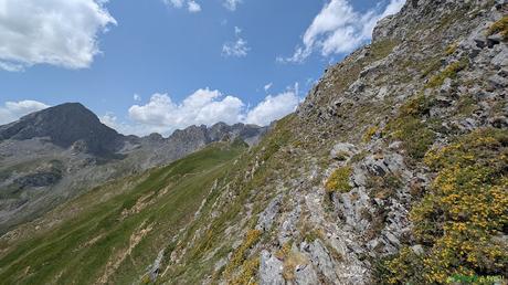 El PICO FARIÑENTU desde TUIZA DE ARRIBA, Lena Saliendo a los Camisos