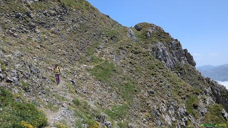 El PICO FARIÑENTU desde TUIZA DE ARRIBA, Lena Sendero estrecho hacia los Camisos