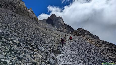 Zona empedrada de la escupidera del Monte Perdido