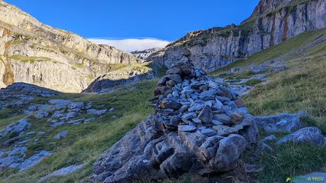 Jito sobre las clavijas de Soaso camino al Refugio de Góriz