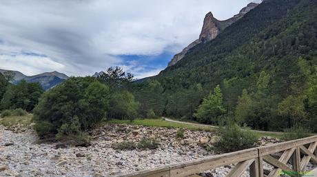 Puente sobre el Río Arazas
