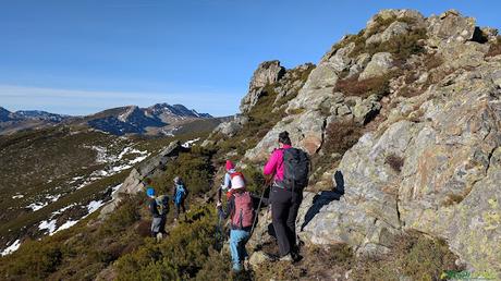 El PICO FERREIRÚA desde el PUERTO de VENTANA, Teverga Salvando zona de roca