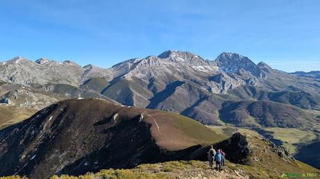 El PICO FERREIRÚA desde el PUERTO de VENTANA, Teverga Bajando al Puerto de Ventana desde el Ferreirúa