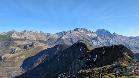 El PICO FERREIRÚA desde el PUERTO de VENTANA, Teverga Descenso del Ferreirúa con las Ubiñas de fondo