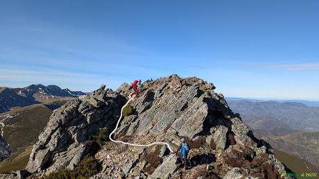 El PICO FERREIRÚA desde el PUERTO de VENTANA, Teverga Llegando a la cima del Ferreirúa
