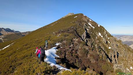 El PICO FERREIRÚA desde el PUERTO de VENTANA, Teverga Arista hacia el Ferreirúa