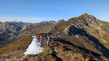 El PICO FERREIRÚA desde el PUERTO de VENTANA, Teverga Algo de nieve camino al Ferrierúa