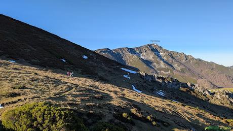 El PICO FERREIRÚA desde el PUERTO de VENTANA, Teverga Bordeando el Boquerón de Ventana