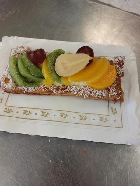 HOJALDRE CON FRUTAS Y CREMA PASTELERA HOJALDRE CON FRUTAS Y CREMA PASTELERA
