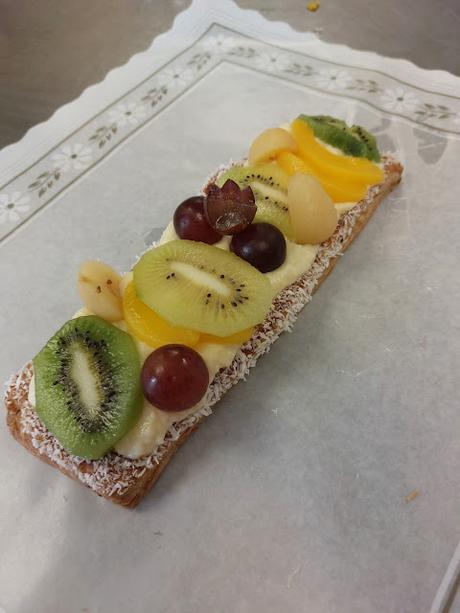 HOJALDRE CON FRUTAS Y CREMA PASTELERA HOJALDRE CON FRUTAS Y CREMA PASTELERA