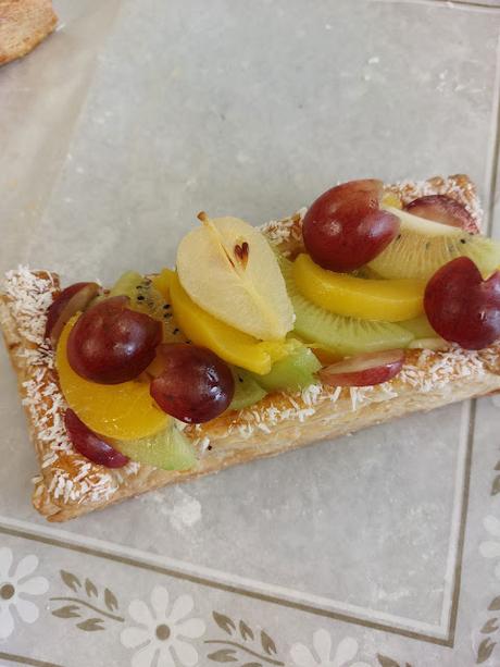 HOJALDRE CON FRUTAS Y CREMA PASTELERA HOJALDRE CON FRUTAS Y CREMA PASTELERA