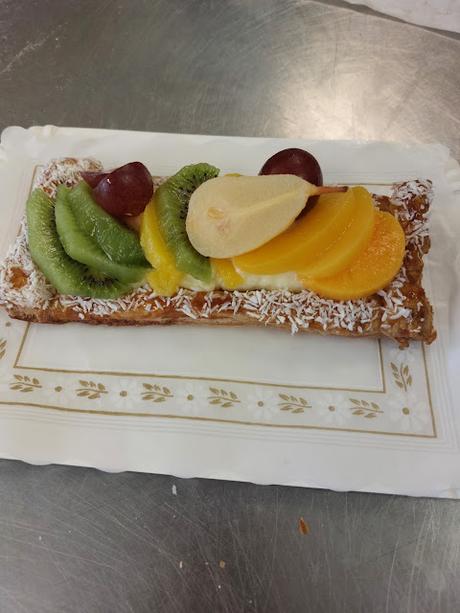 HOJALDRE CON FRUTAS Y CREMA PASTELERA HOJALDRE CON FRUTAS Y CREMA PASTELERA