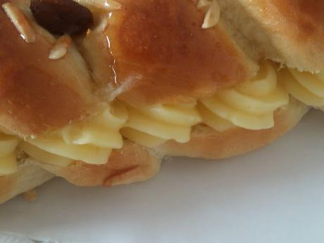TRENZA DE PASCUA RELLENA DE CREMA PASTELERA TRENZA DE PASCUA RELLENA DE CREMA PASTELERA