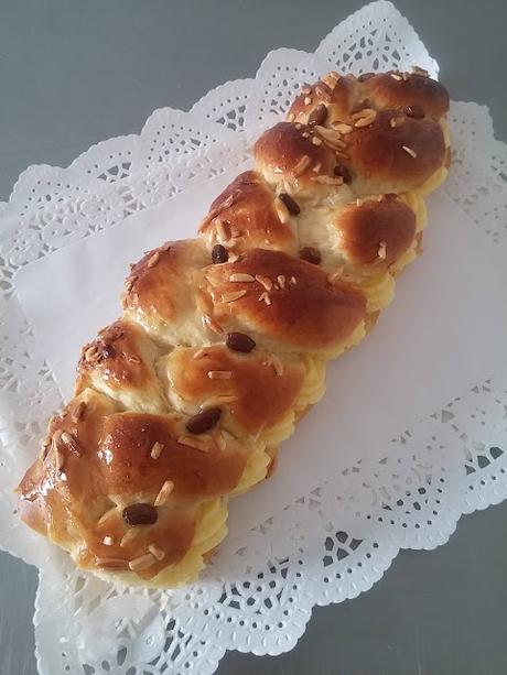 TRENZA DE PASCUA RELLENA DE CREMA PASTELERA TRENZA DE PASCUA RELLENA DE CREMA PASTELERA