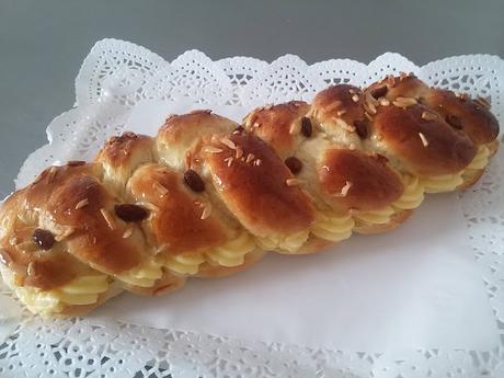 TRENZA DE PASCUA RELLENA DE CREMA PASTELERA TRENZA DE PASCUA RELLENA DE CREMA PASTELERA