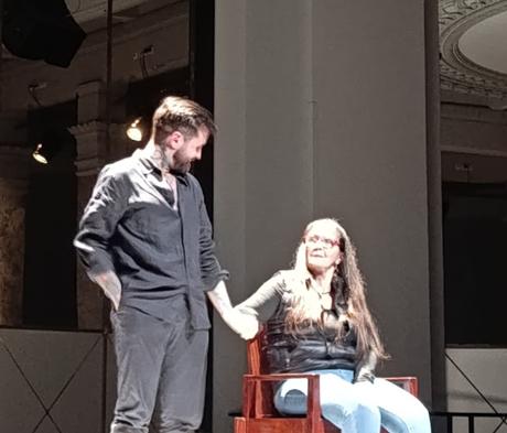 ABEL AZCONA, MADRE E HIJO. PERFOMANCE EN LA SALA DE COLUMNA DEL CÍRCULO DE BELLAS ARTES: UNA MADRE Y SU HIJO; UN HIJO Y SU MADRE